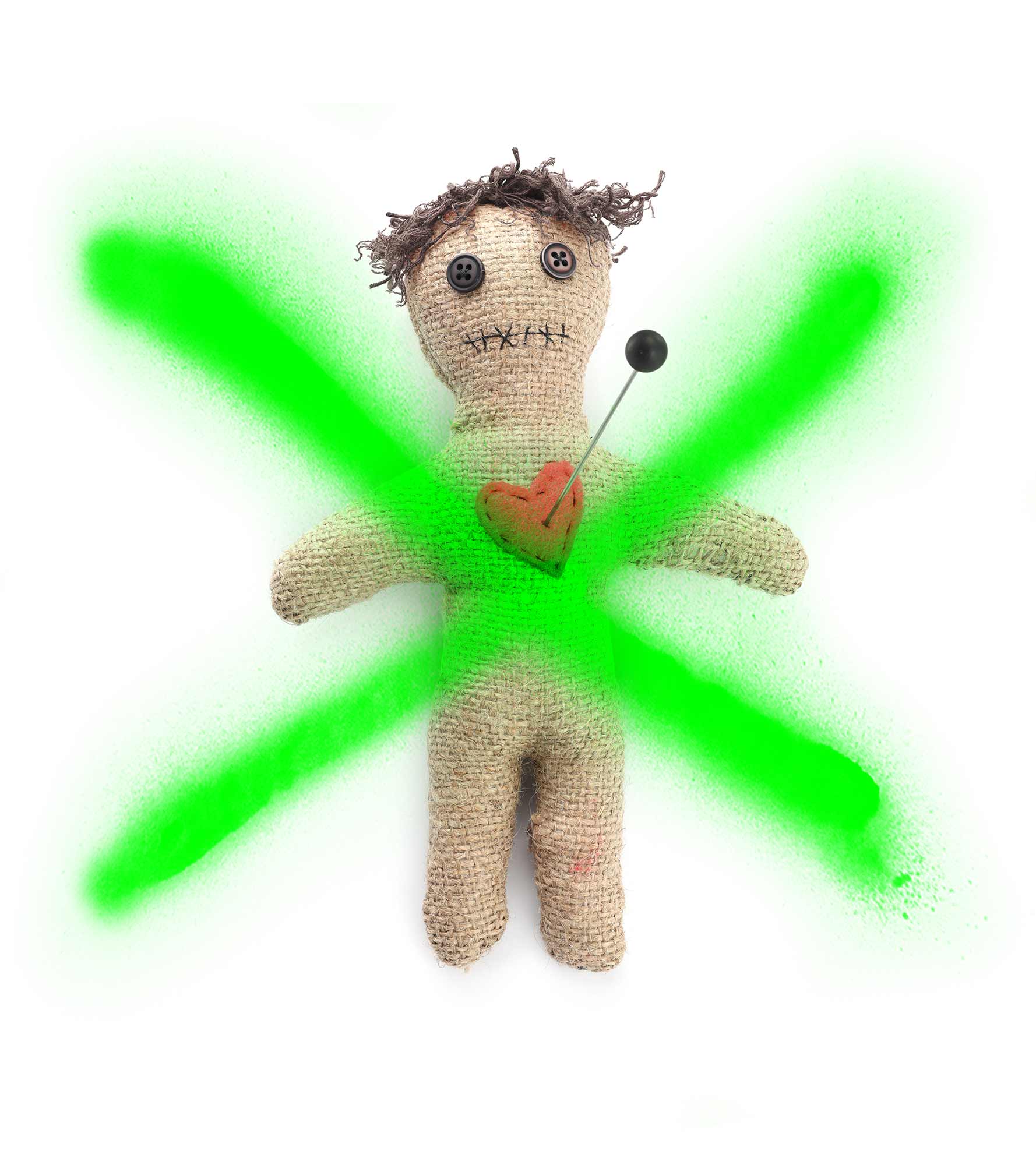Eine Voodoo-Puppe, durchgestrichen mit grüner Sprühfarbe.