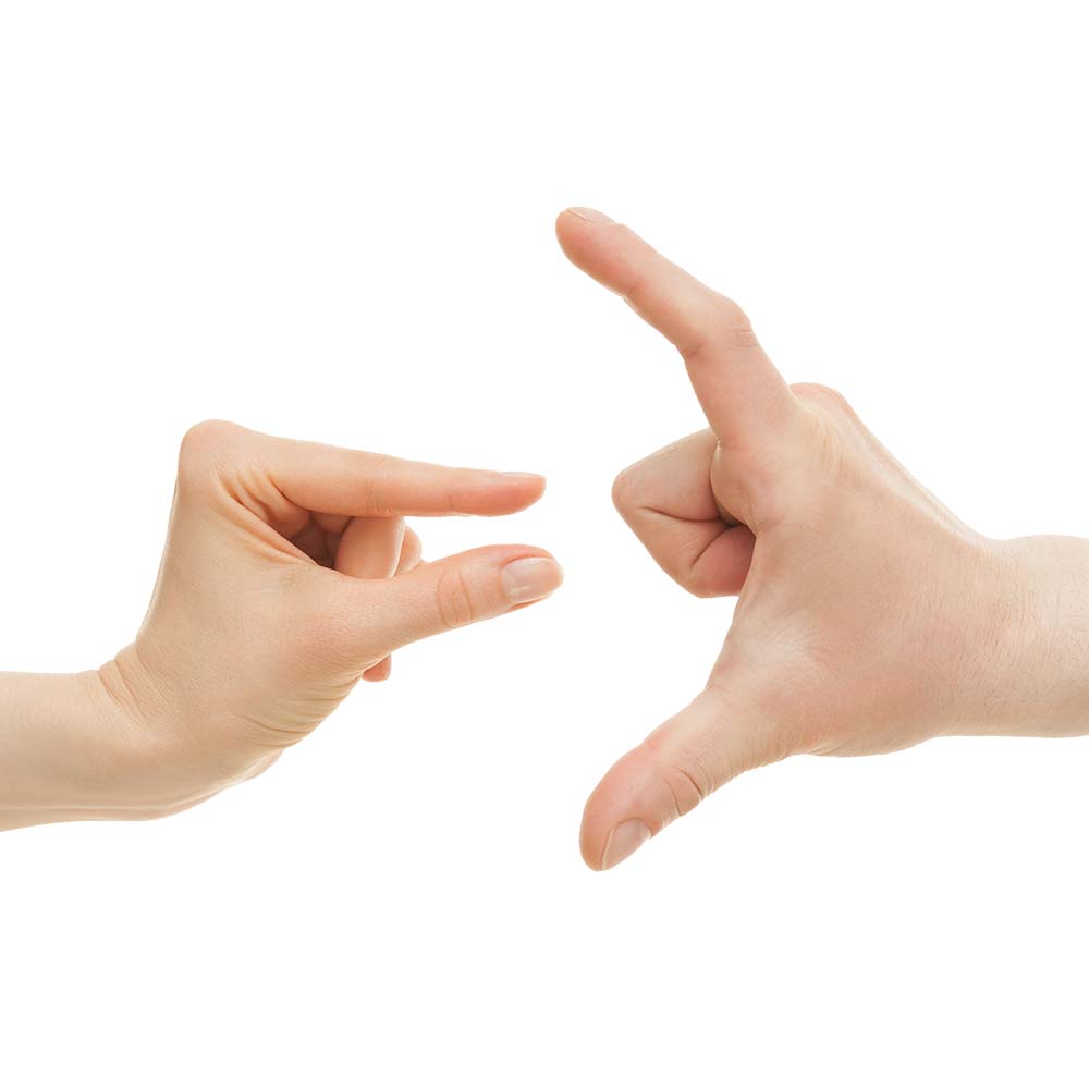 Zwei Hände die jeweils mit den Daumen und Zeigefingern einmal klein und einmal groß anzeigen.