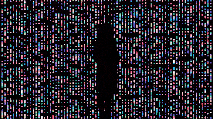 Die Silhouette einer Frau vor einem riesigen Bildschirm, der symbolisch unendlich viele Daten anzeigt.