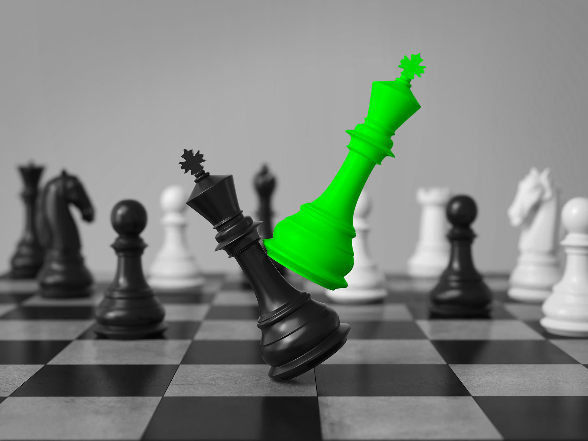 Strategische Entscheidung - Ein schwarz-weißes Bild von Schachfiguren. Ein leuchtend grün angemalter König schlägt den schwarzen König.